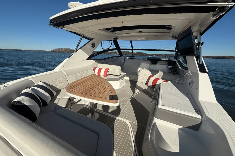 Slide: The Image of Sea Ray 320 SUNDANCER 2023 - 31