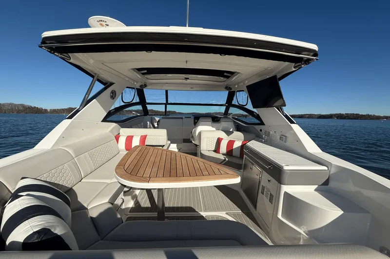 Slide: The Image of Sea Ray 320 SUNDANCER 2023 - 32