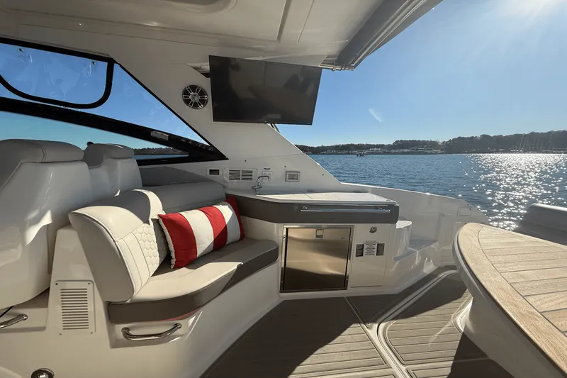 Slide: The Image of Sea Ray 320 SUNDANCER 2023 - 33