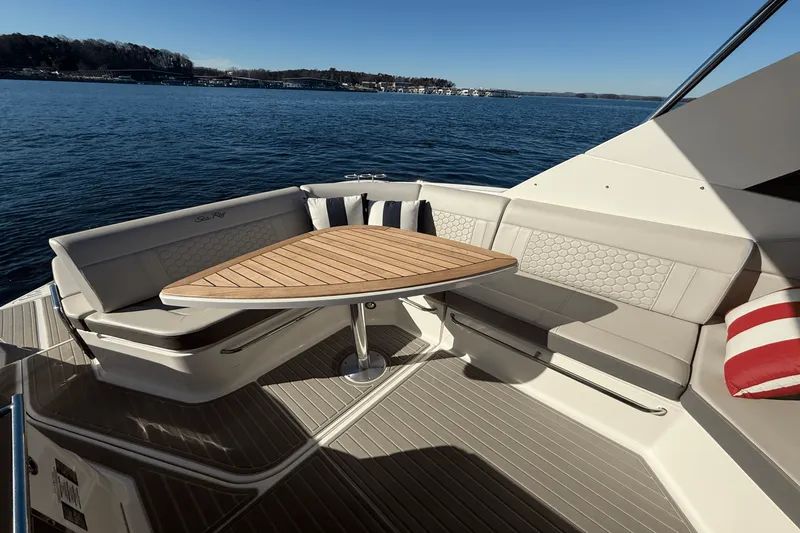 Slide: The Image of Sea Ray 320 SUNDANCER 2023 - 35