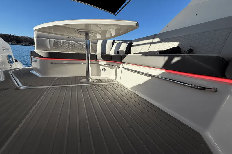 Slide: The Image of Sea Ray 320 SUNDANCER 2023 - 36