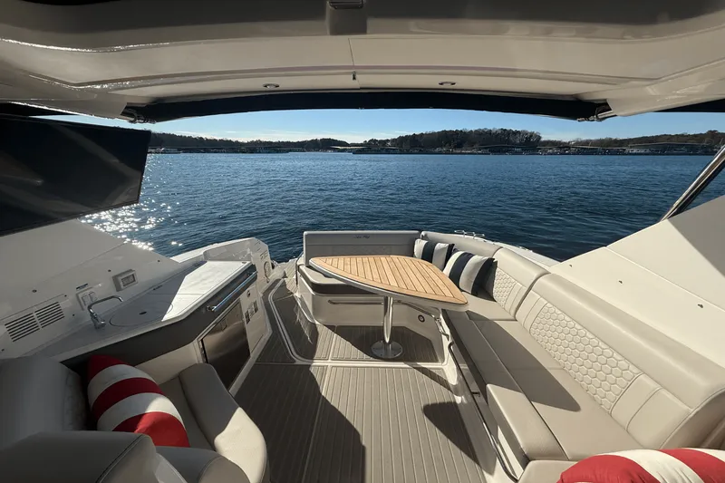 Slide: The Image of Sea Ray 320 SUNDANCER 2023 - 38