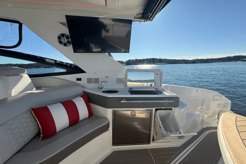 Slide: The Image of Sea Ray 320 SUNDANCER 2023 - 39
