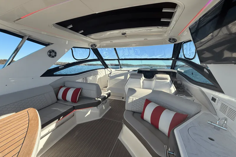 Slide: The Image of Sea Ray 320 SUNDANCER 2023 - 40