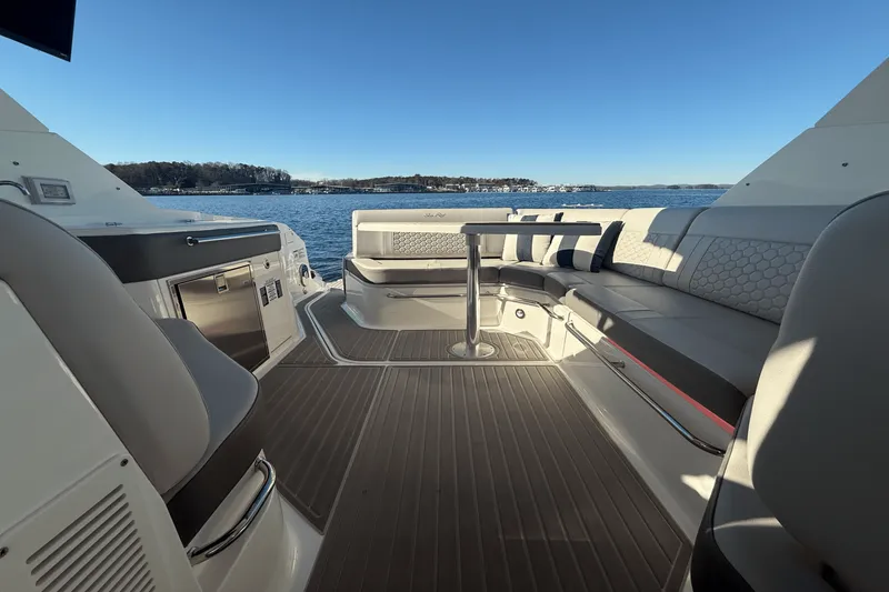 Slide: The Image of Sea Ray 320 SUNDANCER 2023 - 42