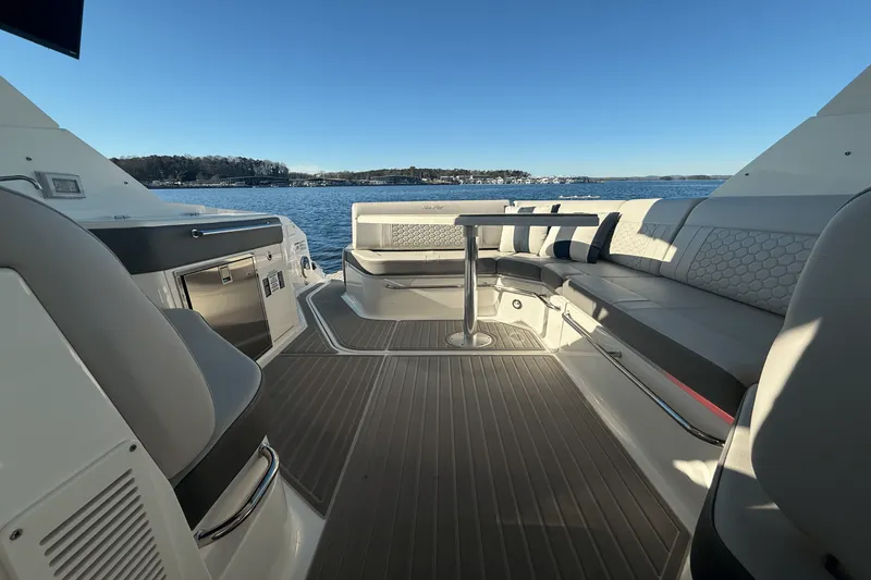 Slide: The Image of Sea Ray 320 SUNDANCER 2023 - 43