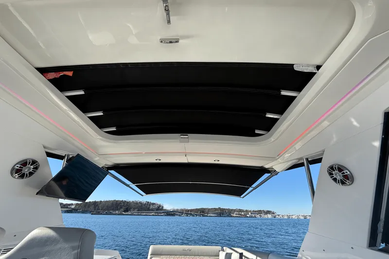 Slide: The Image of Sea Ray 320 SUNDANCER 2023 - 44