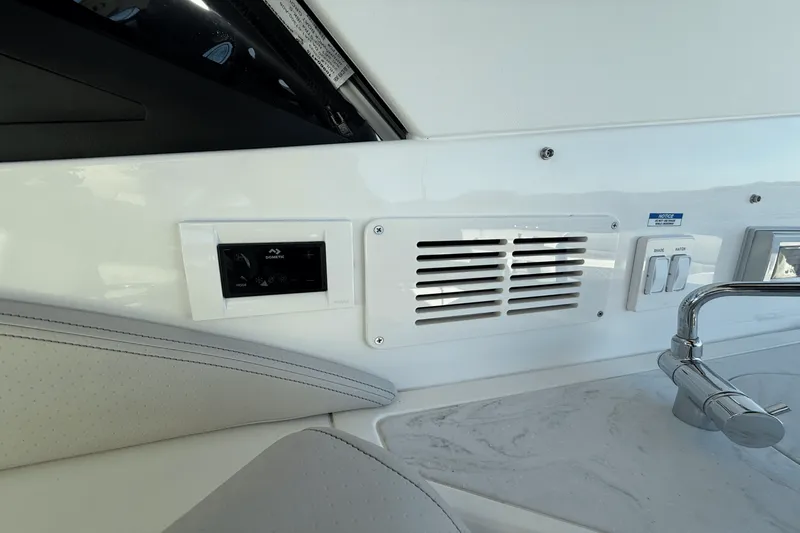 Slide: The Image of Sea Ray 320 SUNDANCER 2023 - 45