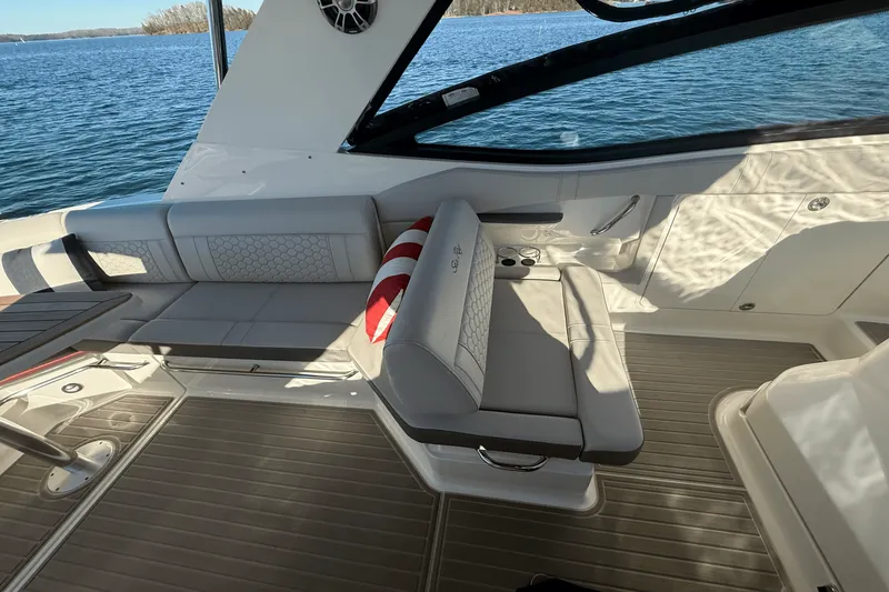 Slide: The Image of Sea Ray 320 SUNDANCER 2023 - 47
