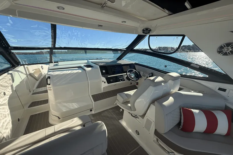 Slide: The Image of Sea Ray 320 SUNDANCER 2023 - 49