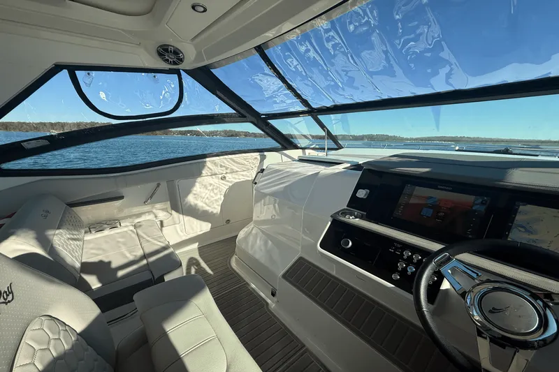 Slide: The Image of Sea Ray 320 SUNDANCER 2023 - 52