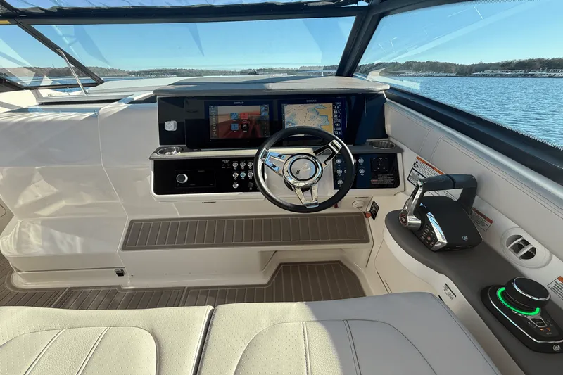 Slide: The Image of Sea Ray 320 SUNDANCER 2023 - 53