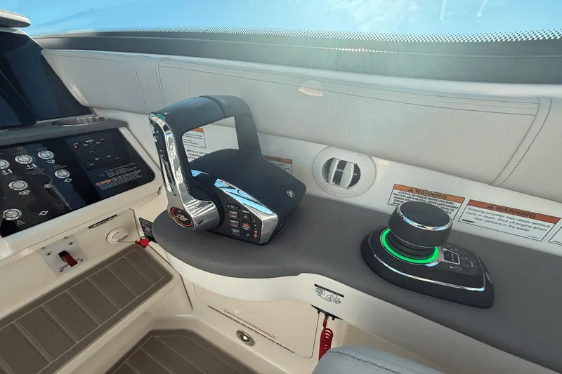 Slide: The Image of Sea Ray 320 SUNDANCER 2023 - 55