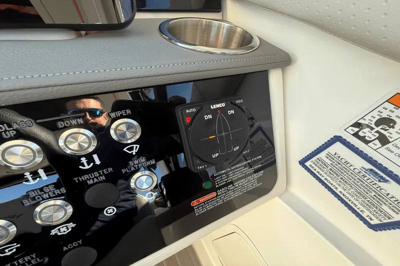 Slide: The Image of Sea Ray 320 SUNDANCER 2023 - 56