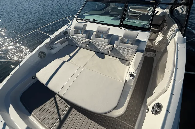 Slide: The Image of Sea Ray 320 SUNDANCER 2023 - 59