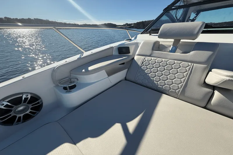 Slide: The Image of Sea Ray 320 SUNDANCER 2023 - 60