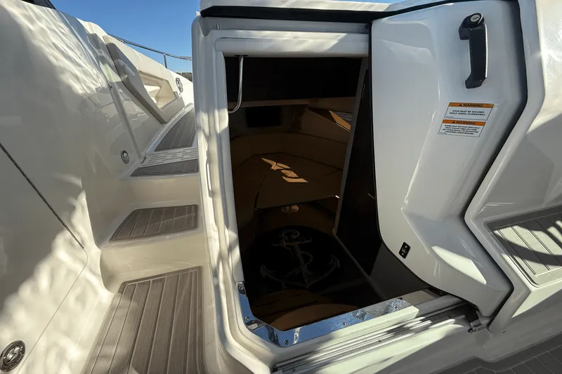 Slide: The Image of Sea Ray 320 SUNDANCER 2023 - 63