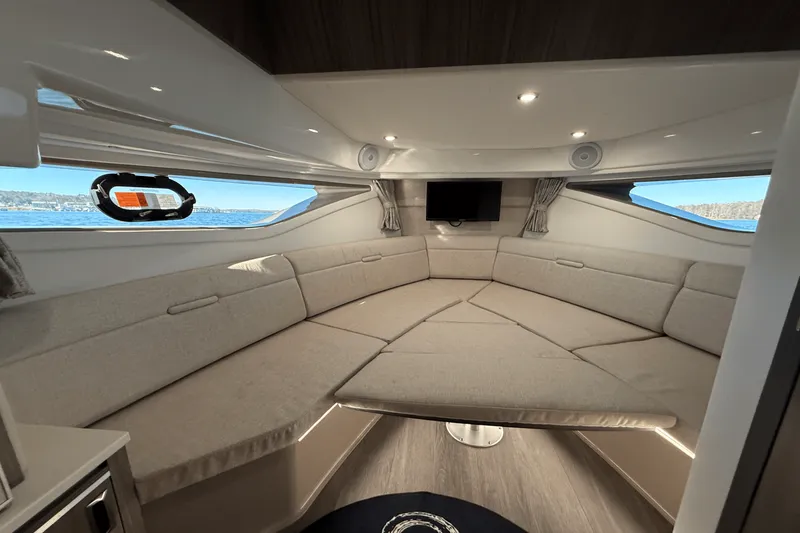Slide: The Image of Sea Ray 320 SUNDANCER 2023 - 70