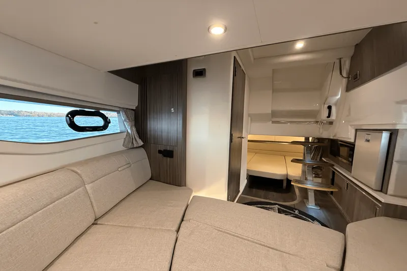 Slide: The Image of Sea Ray 320 SUNDANCER 2023 - 72