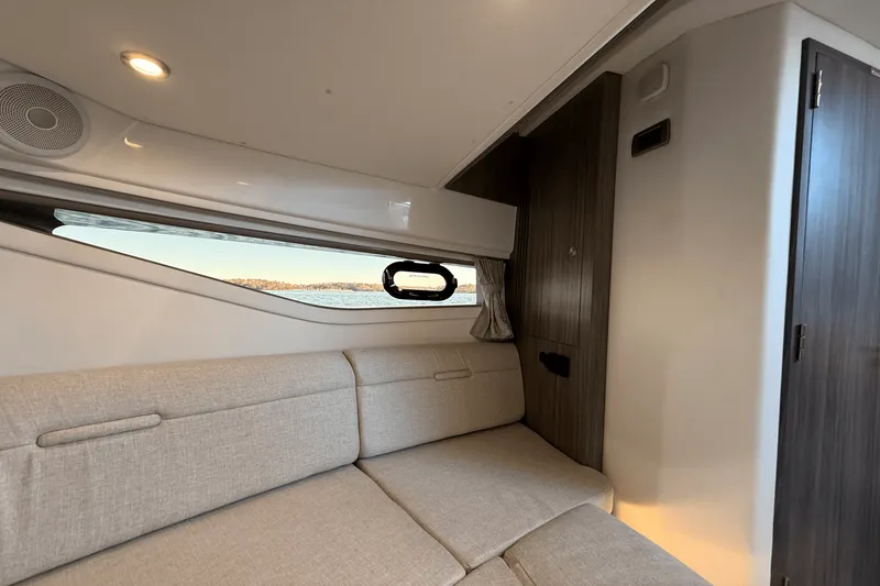 Slide: The Image of Sea Ray 320 SUNDANCER 2023 - 74