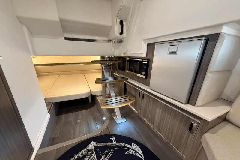 Slide: The Image of Sea Ray 320 SUNDANCER 2023 - 76