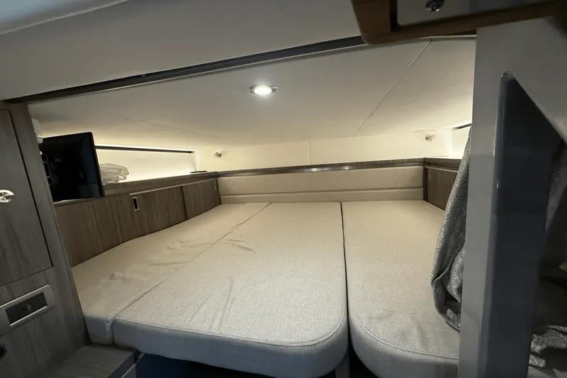 Slide: The Image of Sea Ray 320 SUNDANCER 2023 - 79