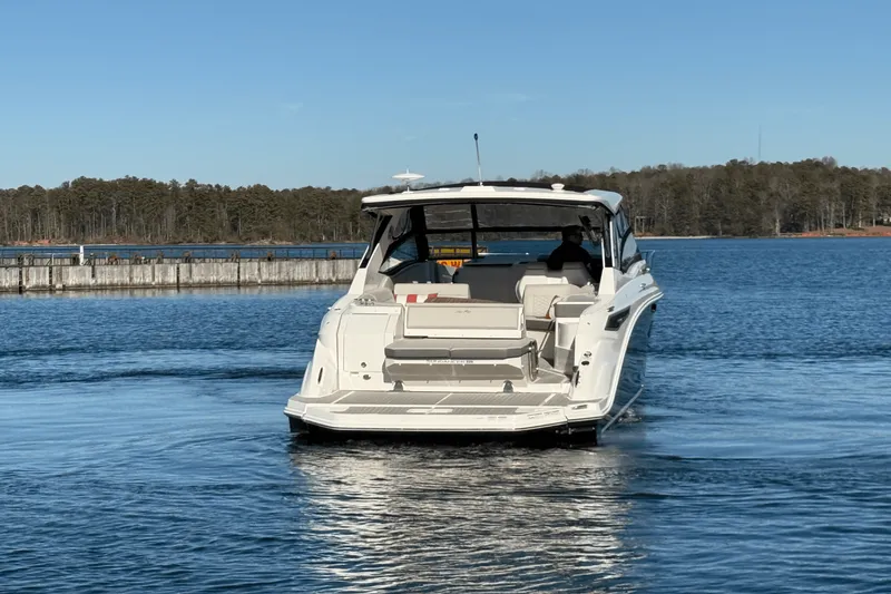 Slide: The Image of Sea Ray 320 SUNDANCER 2023 - 8