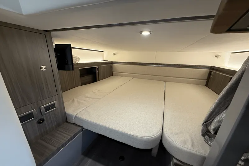 Slide: The Image of Sea Ray 320 SUNDANCER 2023 - 80