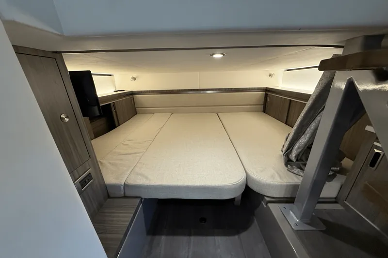 Slide: The Image of Sea Ray 320 SUNDANCER 2023 - 81