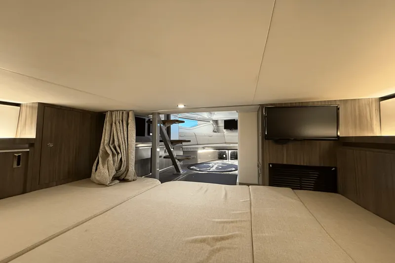 Slide: The Image of Sea Ray 320 SUNDANCER 2023 - 84