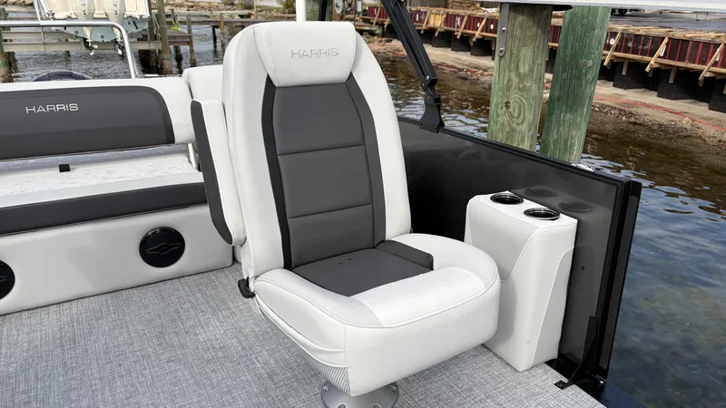 Slide: The Image of Harris Cruiser 230 2026 - 10
