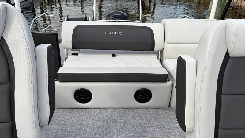Slide: The Image of Harris Cruiser 230 2026 - 11