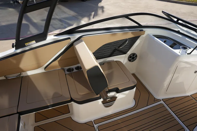 Slide: The Image of Sea Ray SPX 210 2026 - 12