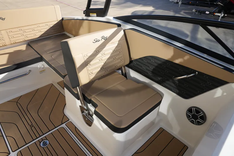 Slide: The Image of Sea Ray SPX 210 2026 - 13