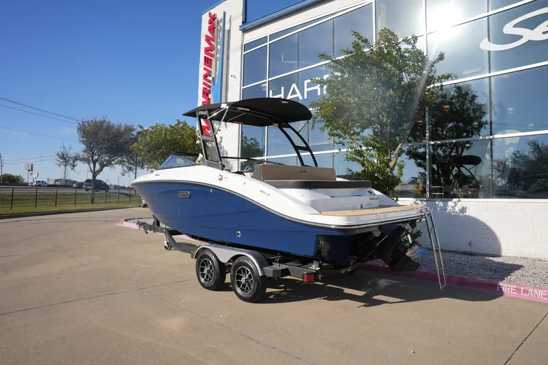 Slide: The Image of Sea Ray SPX 210 2026 - 2