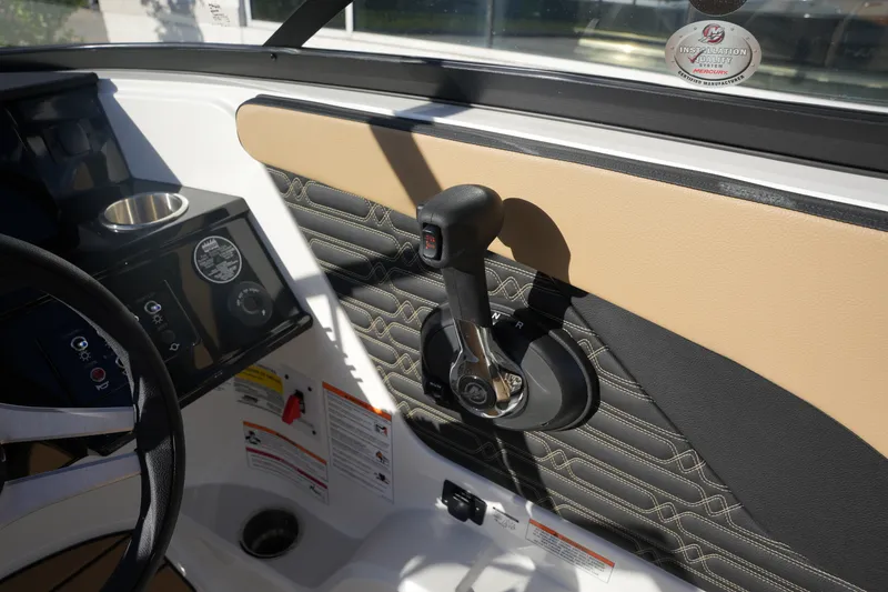 Slide: The Image of Sea Ray SPX 210 2026 - 23