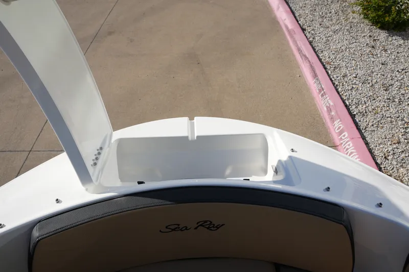 Slide: The Image of Sea Ray SPX 210 2026 - 28