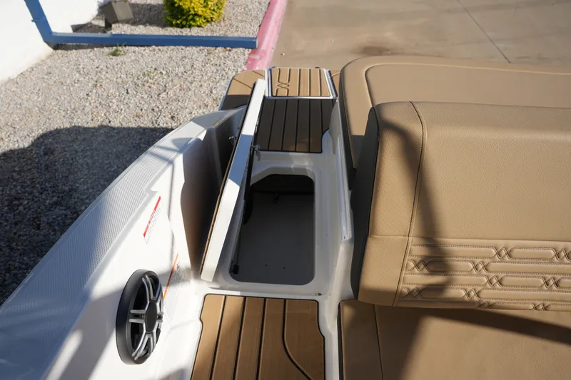 Slide: The Image of Sea Ray SPX 210 2026 - 30