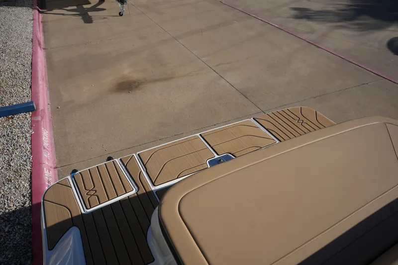 Slide: The Image of Sea Ray SPX 210 2026 - 5