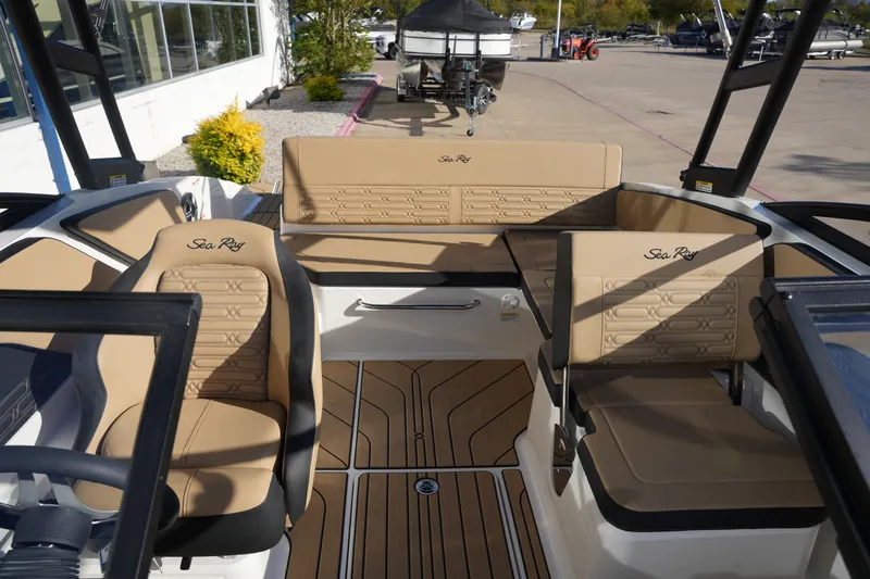 Slide: The Image of Sea Ray SPX 210 2026 - 9