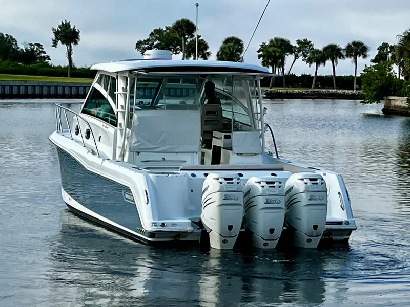 Slide: The Image of Boston Whaler 345 CONQUEST 2016 - 13