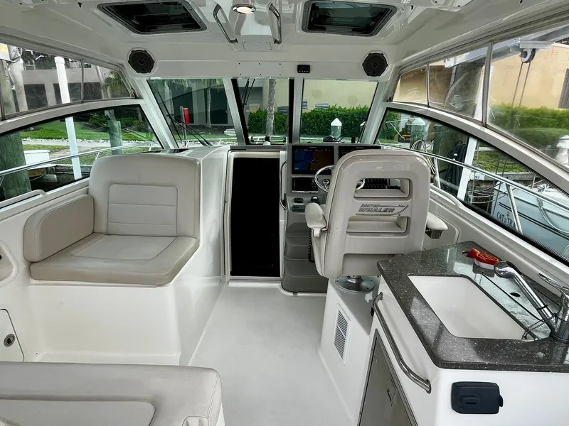 Slide: The Image of Boston Whaler 345 CONQUEST 2016 - 18