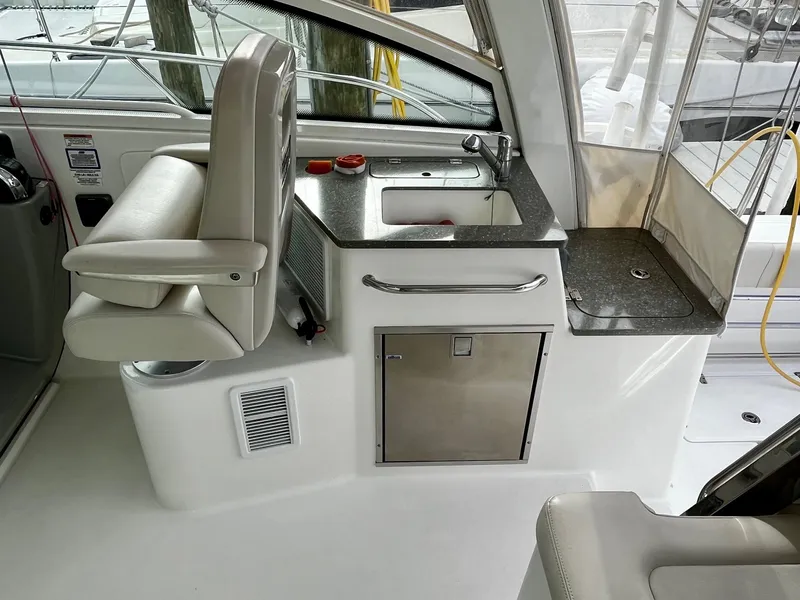 Slide: The Image of Boston Whaler 345 CONQUEST 2016 - 19