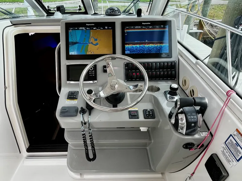 Slide: The Image of Boston Whaler 345 CONQUEST 2016 - 21