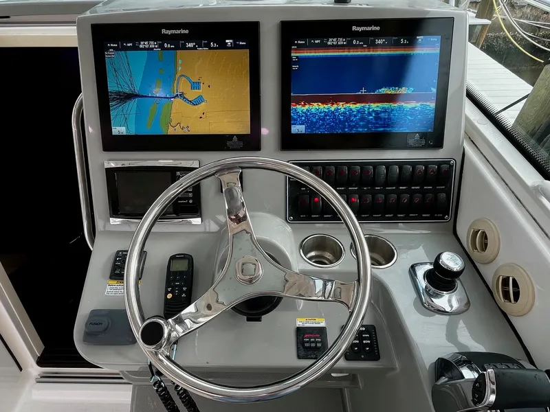 Slide: The Image of Boston Whaler 345 CONQUEST 2016 - 22