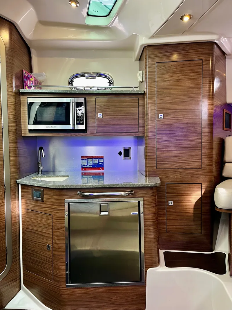 Slide: The Image of Boston Whaler 345 CONQUEST 2016 - 27