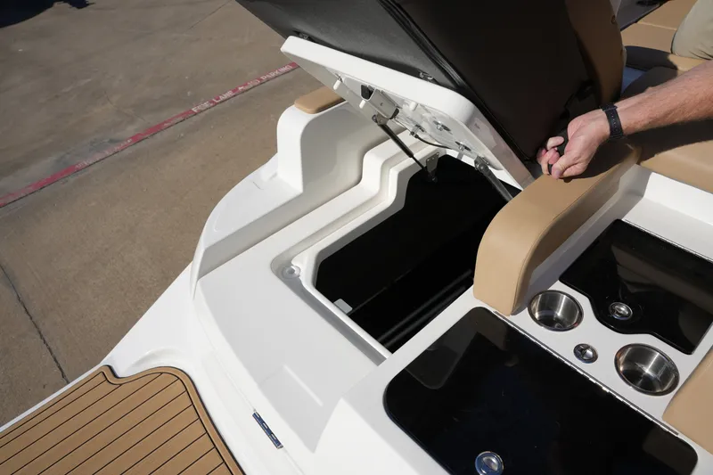 Slide: The Image of Sea Ray SDX 290 2026 - 10