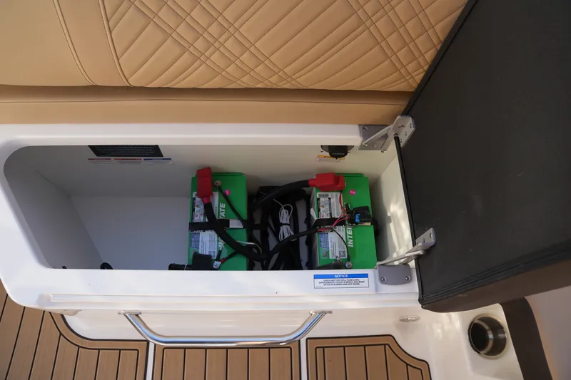 Slide: The Image of Sea Ray SDX 290 2026 - 15