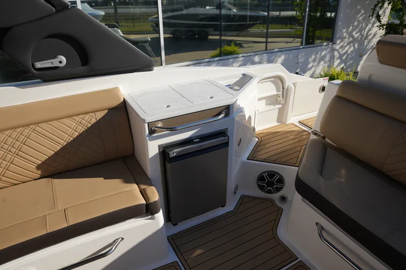 Slide: The Image of Sea Ray SDX 290 2026 - 16