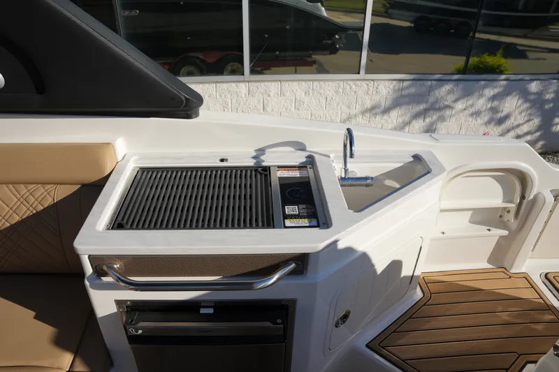 Slide: The Image of Sea Ray SDX 290 2026 - 17